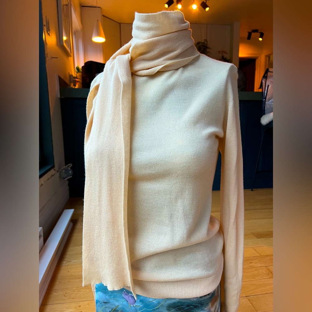 Champagne coloured Jonston of Elgins fine cashmere turtleneck, small.